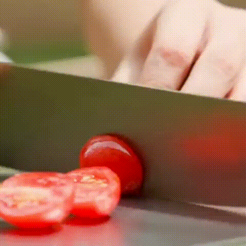 Pessoa cortando maçã na tábua de titânio